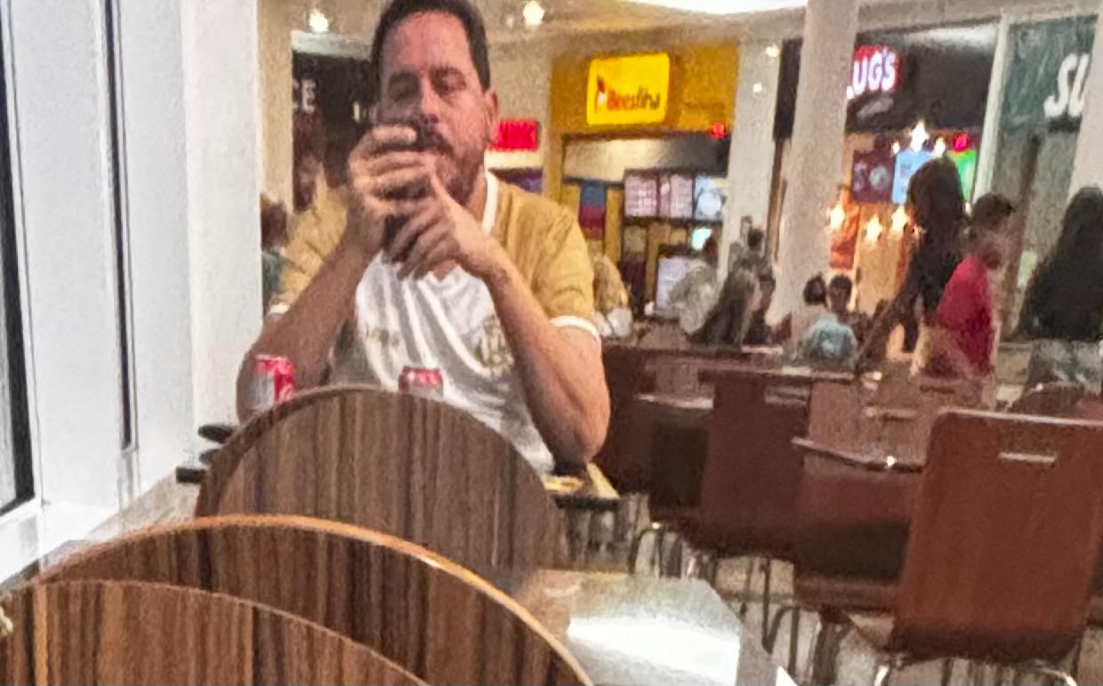 VIVENDO UMA VIDA NORMAL: Ex-apresentador da Inter TV, afiliada da Rede  Globo, Alexandre Kapiche, é flagrado comendo pizza no Shopping Park Lagos  após ser demitido e acusado de assédio sexual - Rlagos